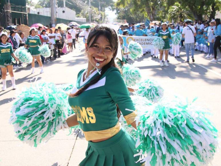 Las mejores imágenes que dejaron los desfiles de las escuelas en la capital