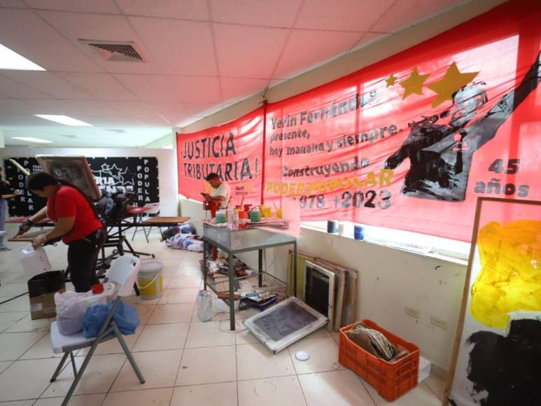 Elaborando mantas y camisetas, sindicatos preparan marcha del 1 de mayo