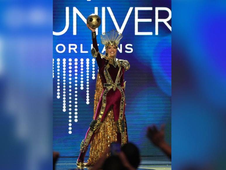 Patriotismo y elegancia en el desfile del traje típico de las candidatas al Miss Universo 2022