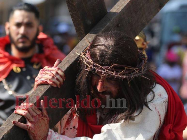 Las impresionantes imágenes del Vía Crucis de la iglesia El Calvario de Comayagüela