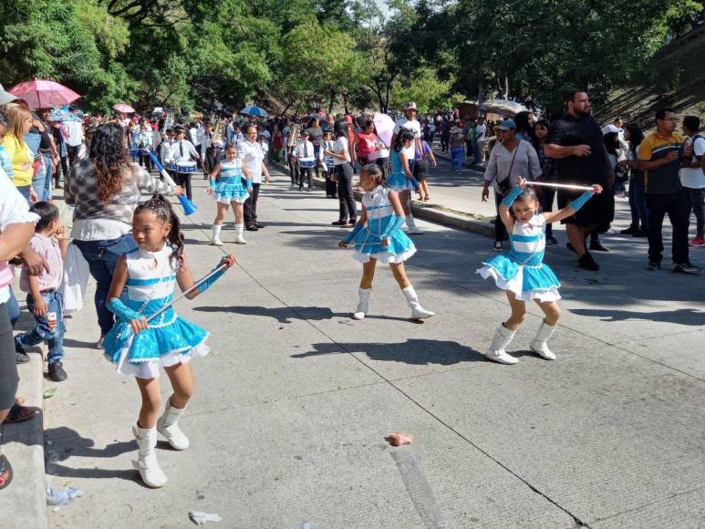 Pequeñas palillonas rinden tributo a la patria en desfiles en la capital