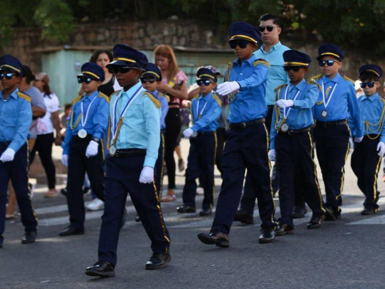 Bandas, pelotones y cadetes también brillaron en desfiles patrios de educación básica