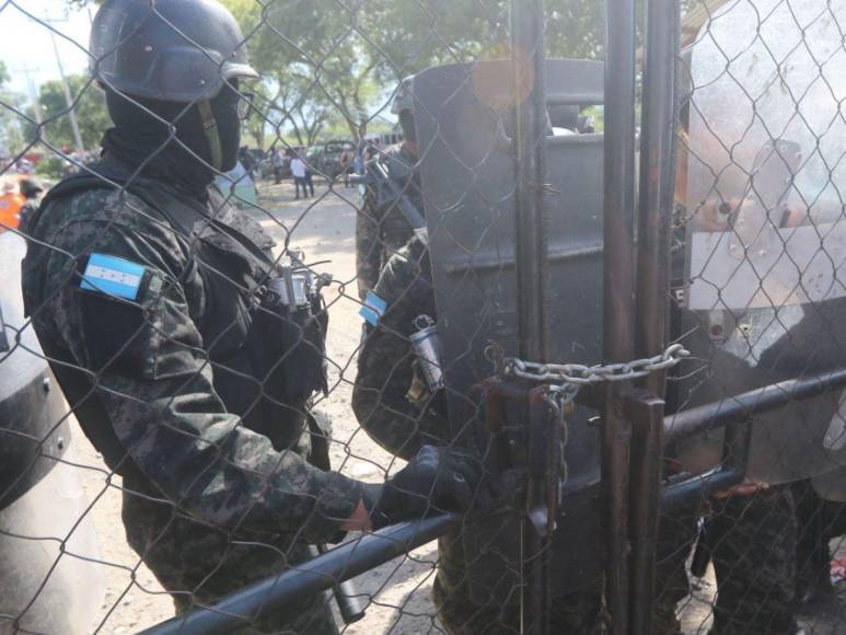 Hermetismo, angustia de familiares y fuerte resguardo militar: las imágenes que dejó la reyerta en cárcel de Comayagua