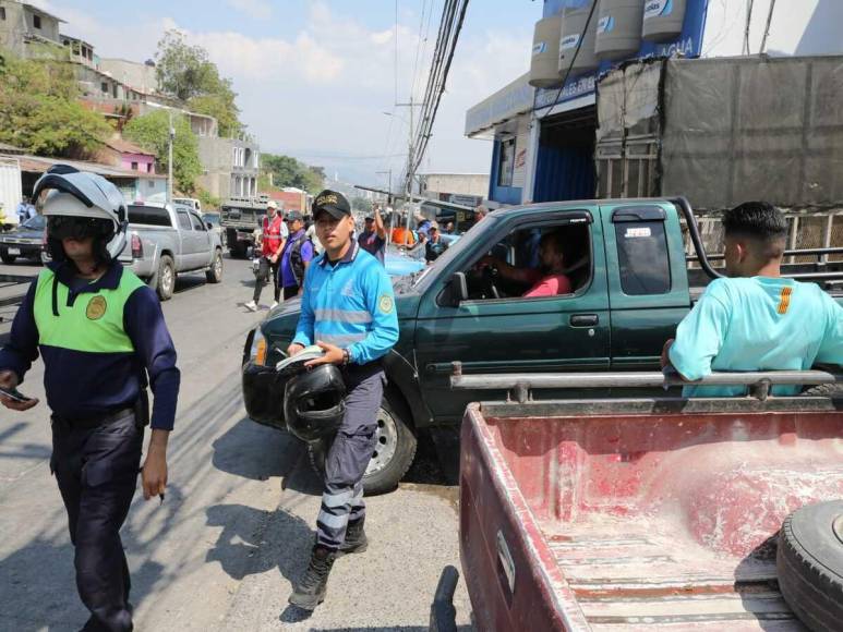 Inician decomiso de vehículos invasores en la salida a Danlí