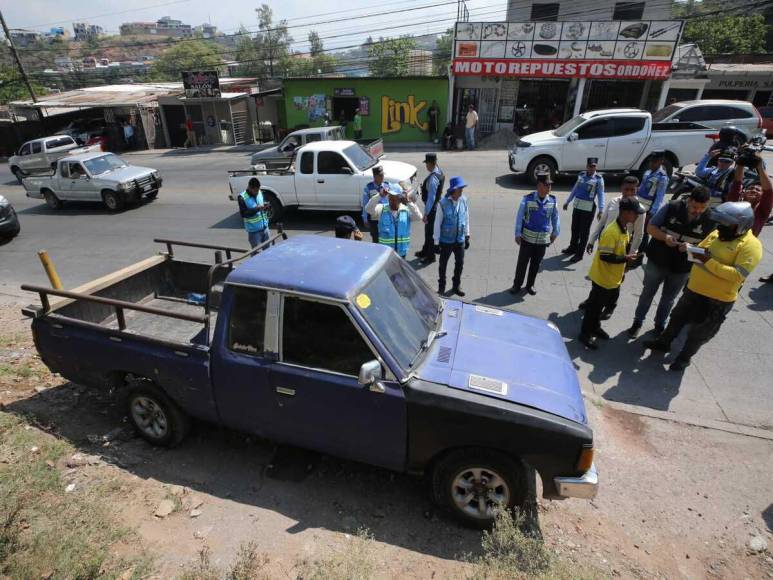 Inician decomiso de vehículos invasores en la salida a Danlí