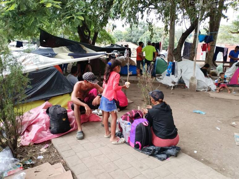 Decenas de niños forman parte de la amarga historia de familias migrantes varadas en Danlí