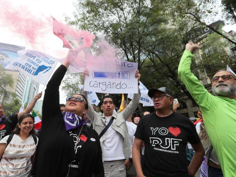 Mexicanos salen a las calles en contra de reforma judicial