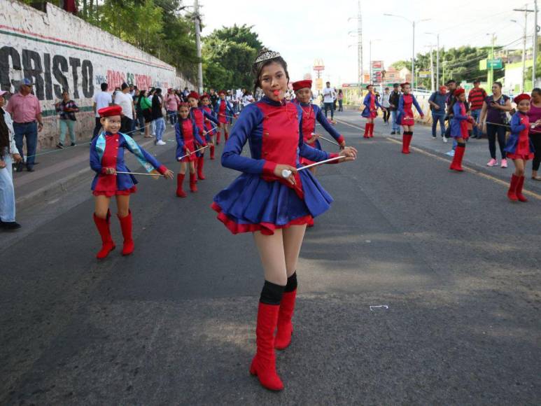 Pequeñas palillonas rinden tributo a la patria en desfiles en la capital