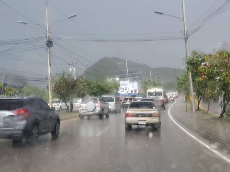 Inundaciones y congestionamiento vial por lluvia en la capital