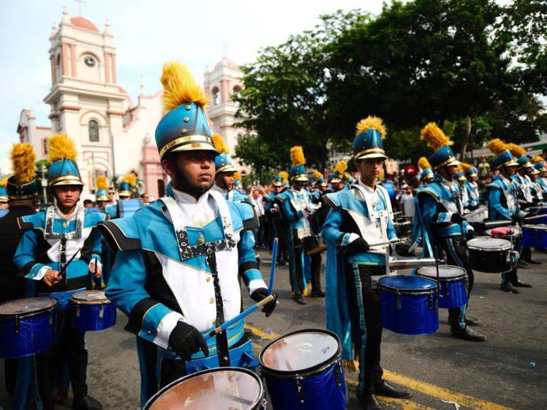 ¡Imponente! Banda del JTR pone a bailar a los sampedranos en desfiles patrios 2024