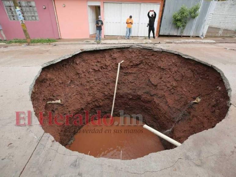 En fotos: así se ve el socavón tras cesar las lluvias en Prados Universitarios