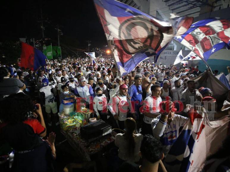 ¡Fiesta de tres colores! Así fue el carnaval de la Ultra Fiel previo al Olimpia vs Municipal