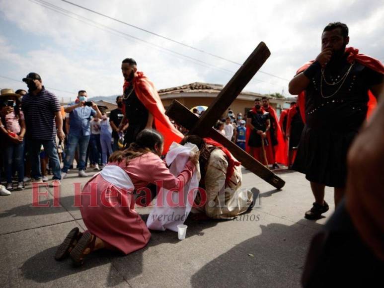 Las impresionantes imágenes del Vía Crucis de la iglesia El Calvario de Comayagüela