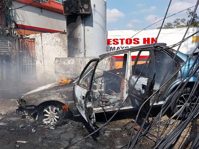 Imágenes del incendio que quemó dos negocios en colonia La Pradera