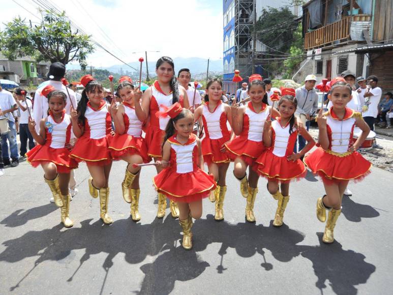 Así resaltaron las palillonas y pomponeras de primaria en las fiestas de independencia 2023