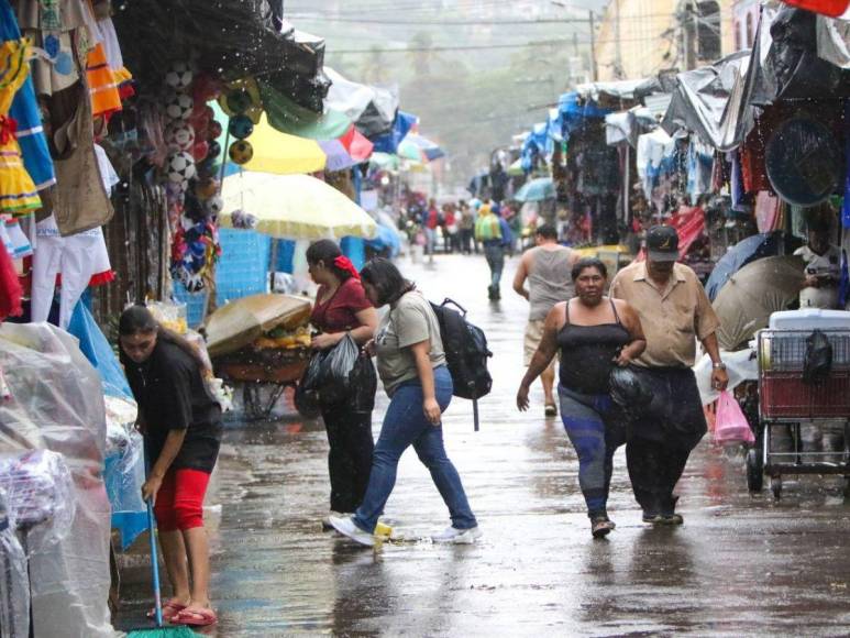 Fuertes lluvias oscurecen Tegucigalpa en pleno mediodía este martes