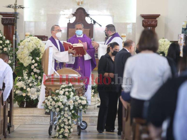 Tras misa, una caravana traslada cuerpo de Said Lobo a cementerio de El Chimbo (Fotos)