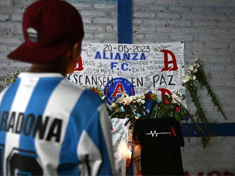 Imágenes del homenaje que rindieron a víctimas de estampida en estadio de El Salvador