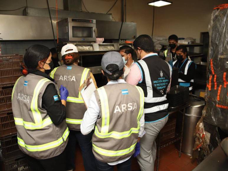 Lleno de cucarachas y suciedad estaba restaurante de alitas de la capital