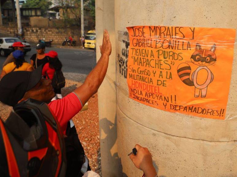 ¿Qué dicen las pancartas de los empleados en marcha del Día de los Trabajadores?