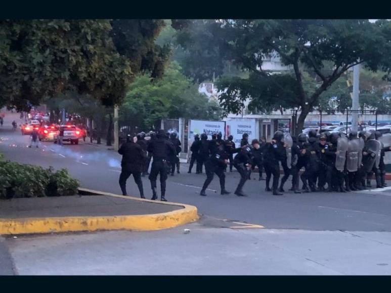 Disturbios y seis detenidos: las imágenes del enfrentamiento entre aficionados de Olimpia y Municipal en Guatemala