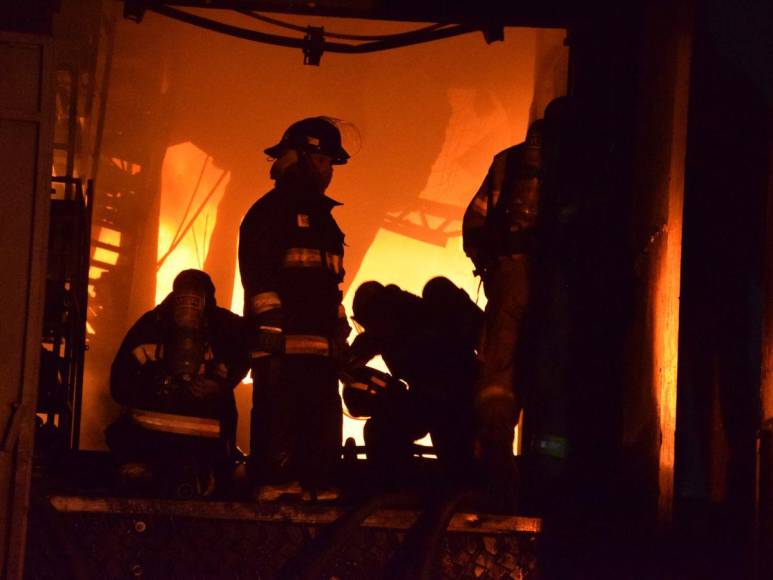 Exhaustos y auxiliados: bomberos tras controlar incendio en el Hato