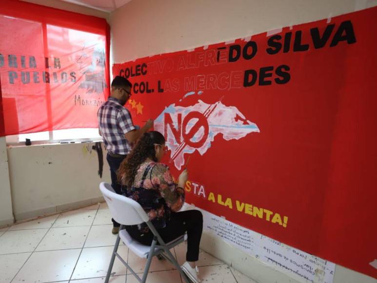 Elaborando mantas y camisetas, sindicatos preparan marcha del 1 de mayo