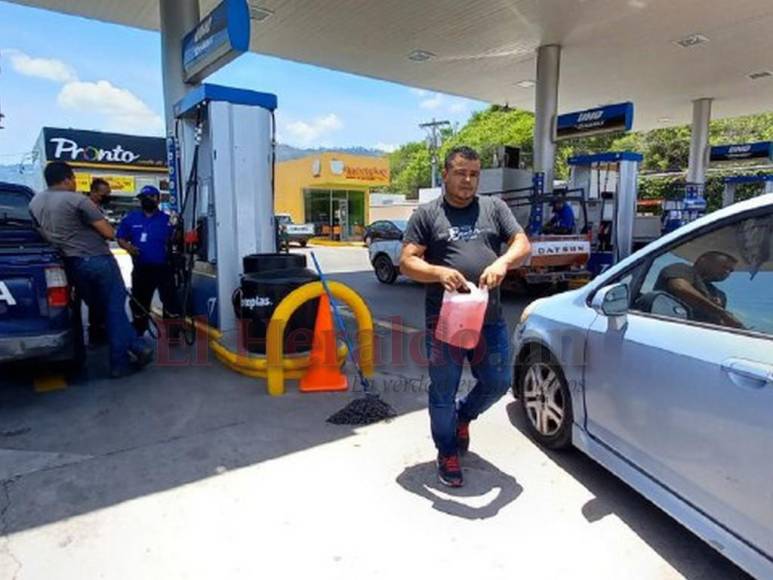 ¡Caos! Conductores abarrotan gasolineras para abastecerse de combustible