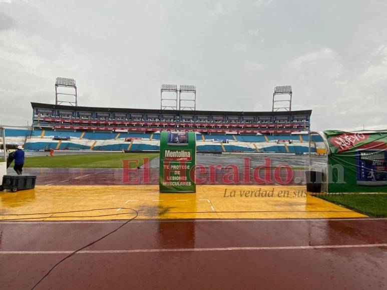 Fuerte lluvia y pocos aficionados: así luce el estadio Olímpico previo al Honduras vs Curazao