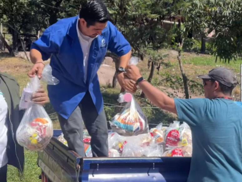 Zu Clemente participa en entrega de comida a familias del Crematorio