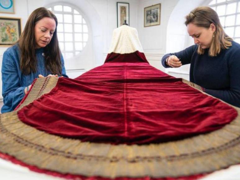 Oro y bordados, las lujosas prendas ceremoniales que se usarán en la coronación de Carlos III