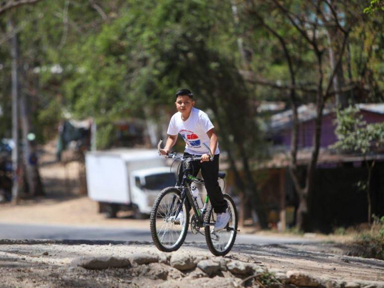 Juguetes, útiles y materiales para su negocio: Roberto Contreras sorprende con donación a Eduardo Espinal, niño barbero en Comayagua