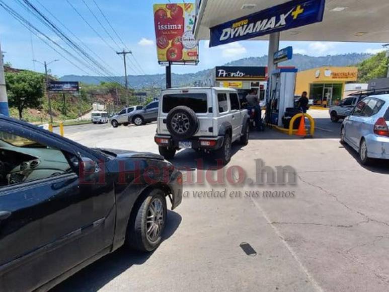 ¡Caos! Conductores abarrotan gasolineras para abastecerse de combustible