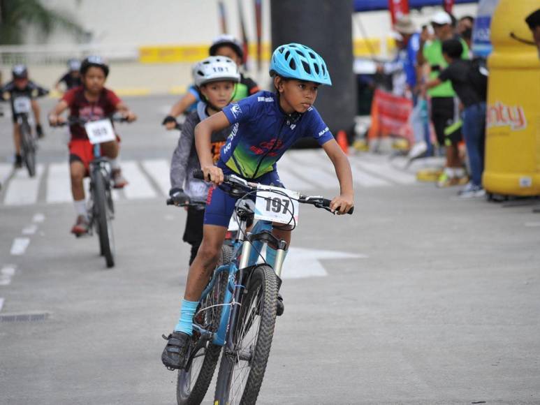 ¡Velocidad y competencia! Los aguerridos ciclistas de 9-10 años