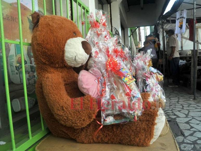 Comercios y calles se llenan de flores y detalles por el Día de San Valentín (Fotos)