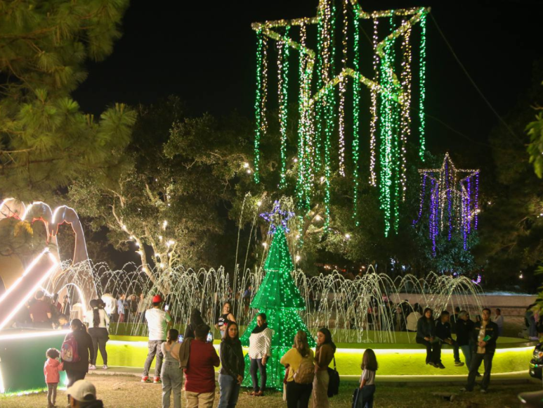 Luces navideñas adornan las noches en El Picacho