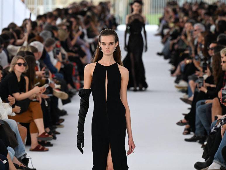 Givenchy vuelve a los orígenes en la Semana de la Moda de París