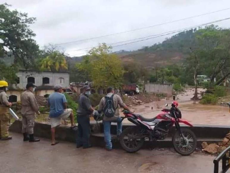 Ríos desbordados, inundaciones y sectores incomunicados por fuertes lluvias en Honduras