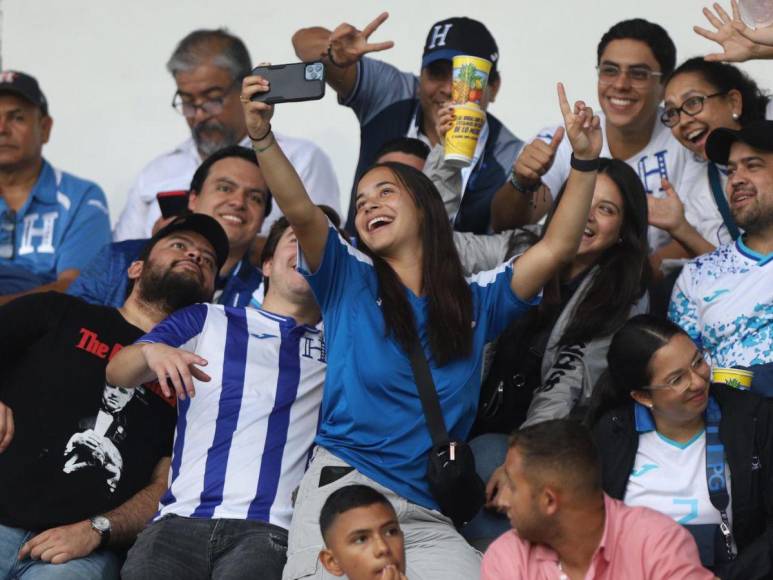 Bellas chicas roban miradas en previa del Honduras vs. Cuba