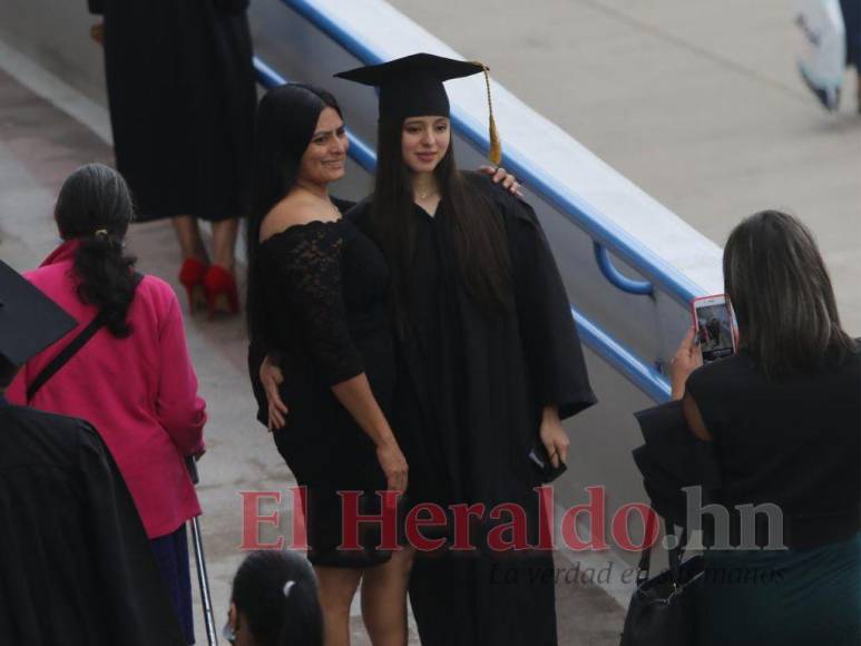 Con orgullo y emoción arrancó la segunda jornada de graduaciones de la UNAH