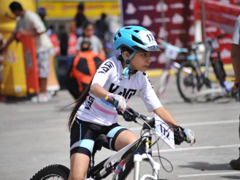 ¡Velocidad y competencia! Los aguerridos ciclistas de 9-10 años