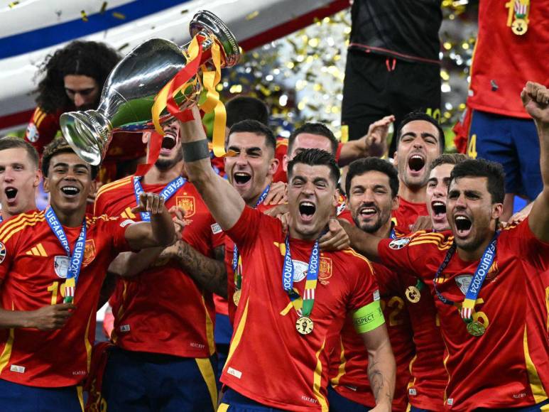 Eufórico festejo de España tras conquistar la cuarta Eurocopa de su historia