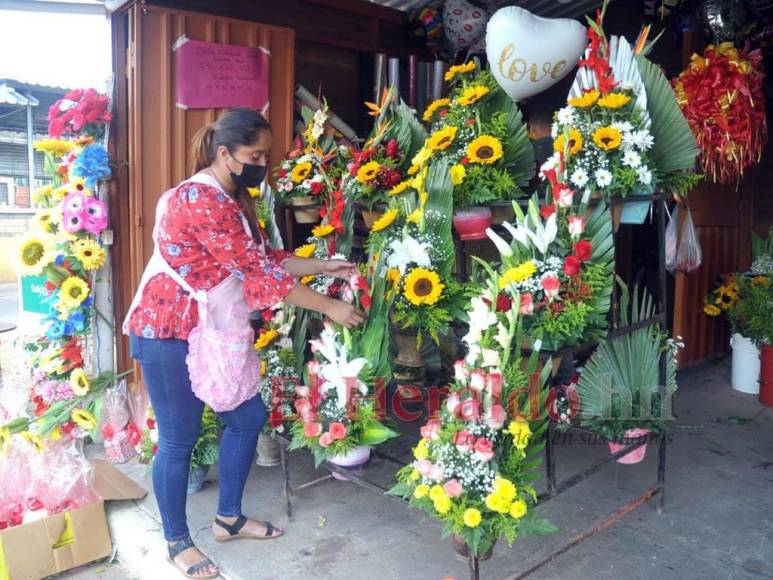 Comercios y calles se llenan de flores y detalles por el Día de San Valentín (Fotos)