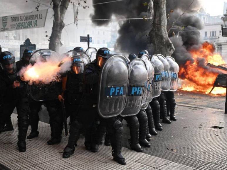 Entre disturbios y carros incendiados, manifestantes están en contra de reformas de Milei