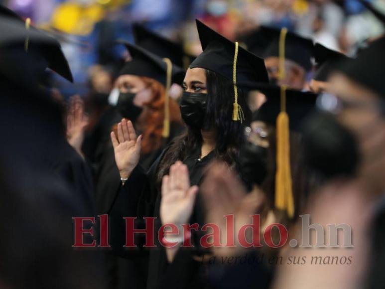 Más de 2,000 nuevos profesionales se gradúan de la UNAH