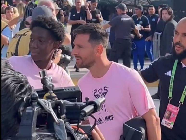 Sonriente y con “selfie” incluida con aficionados: así fue la llegada de Messi para su debut con el Inter Miami