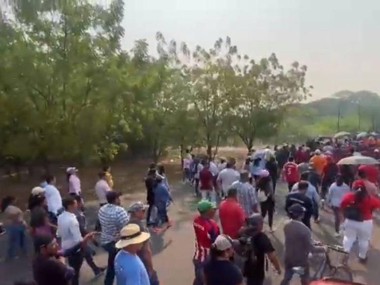 Obreros, profesionales y empleados en contra de la Ley de Reforma Tributaria: las imágenes que dejó la marcha en Choluteca