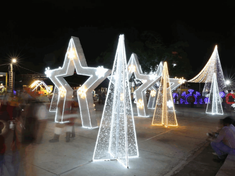 Luces, diversión y juegos en la Villa Navideña del bulevar Juan Pablo II