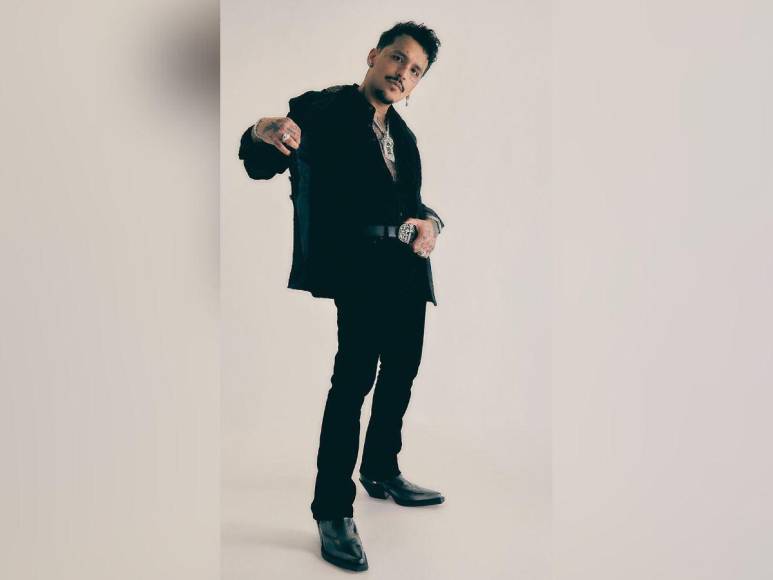 Christian Nodal celebra su cumpleaños 25 muy consentido por Cazzu