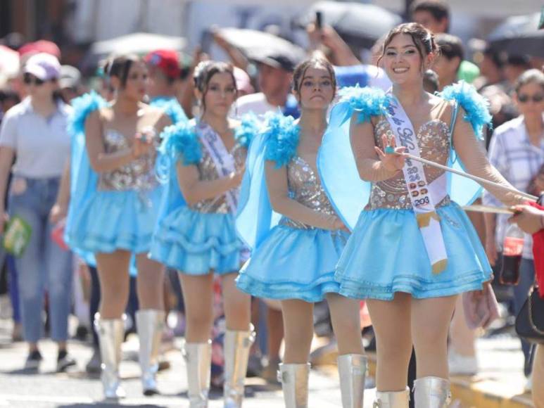 Palillonas de la zona norte de Honduras se vistieron de gala para rendir honor en desfiles patrios 2024